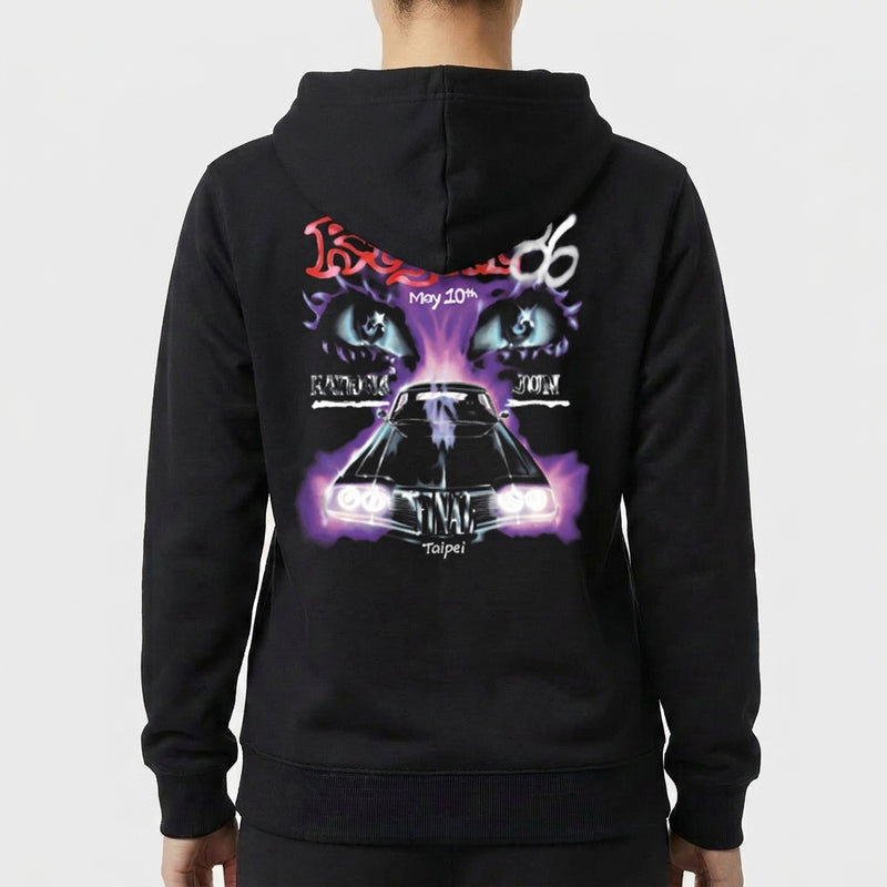 Moletom com estampa traseira de carro esportivo com brilho roxo, olhos enigmáticos acima, texto estilizado "Regal 86" em destaque, e "May 10th Taipei" abaixo.