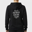 Moletom com estampa frontal de texto pequeno "ANTI DETRAN SOCIAL CLUB" alinhado à direita e estampa traseira de texto maior centralizado com a mesma frase.