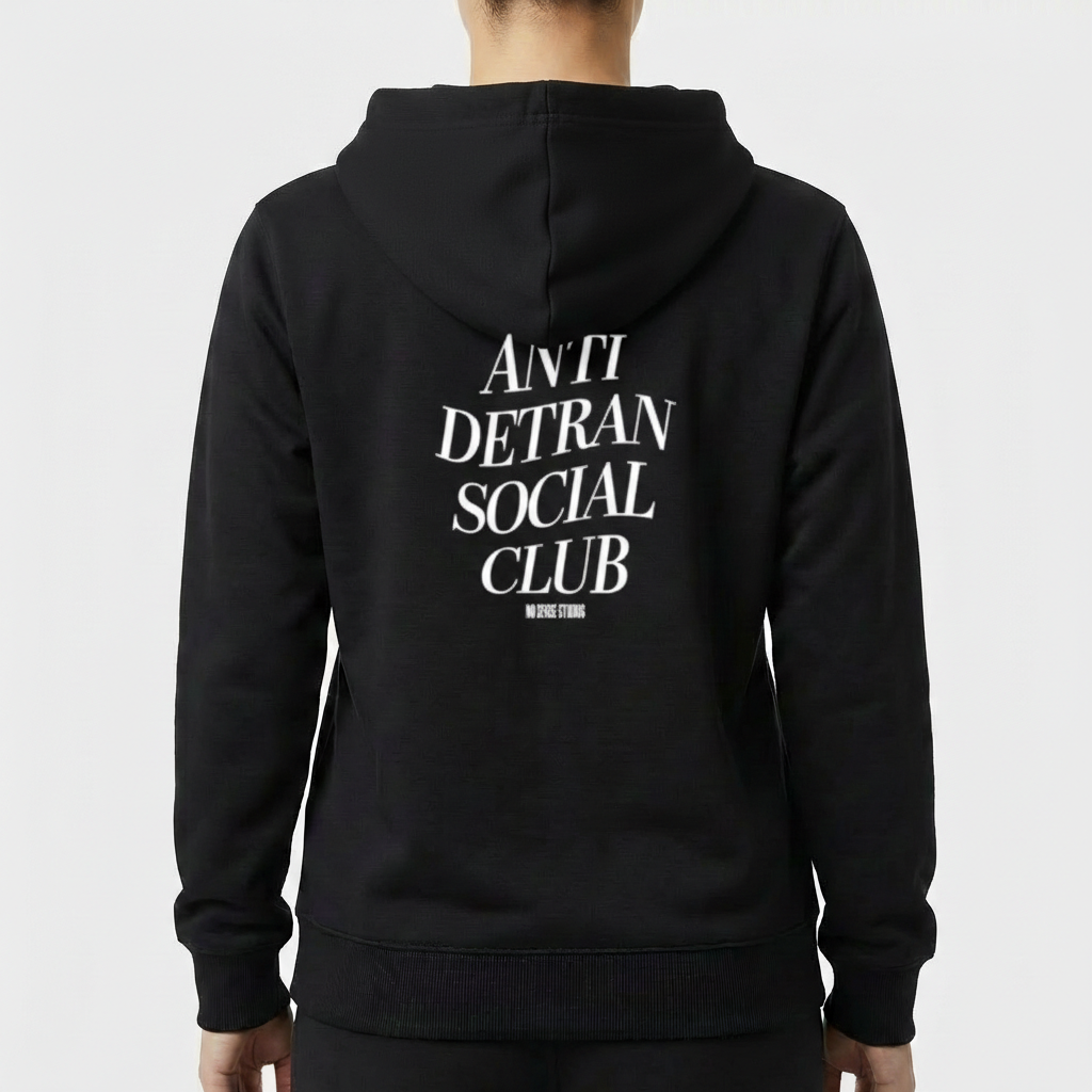 Moletom com estampa frontal de texto pequeno "ANTI DETRAN SOCIAL CLUB" alinhado à direita e estampa traseira de texto maior centralizado com a mesma frase.