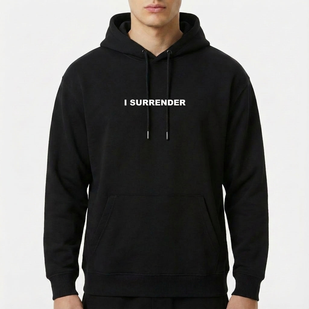Moletom com estampa frontal de texto "I SURRENDER" e estampa traseira de asas estilizadas com linhas curvas e simétricas projetadas para cima.