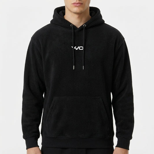 Moletom com estampa frontal de um pequeno logotipo estilizado no peito, formado por duas letras entrelaçadas, criando um design simples e contemporâneo.