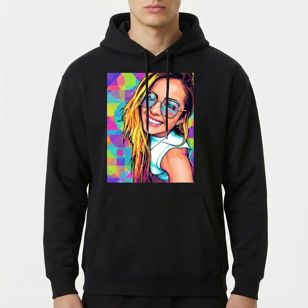 Moletom com estampa frontal de retrato vibrante de mulher sorridente com cabelo longo e óculos, sobre fundo geométrico colorido e dinâmico.