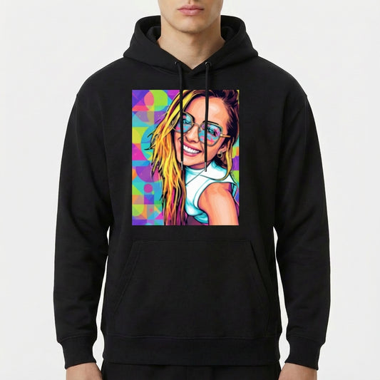 Moletom com estampa frontal de retrato vibrante de mulher sorridente com cabelo longo e óculos, sobre fundo geométrico colorido e dinâmico.