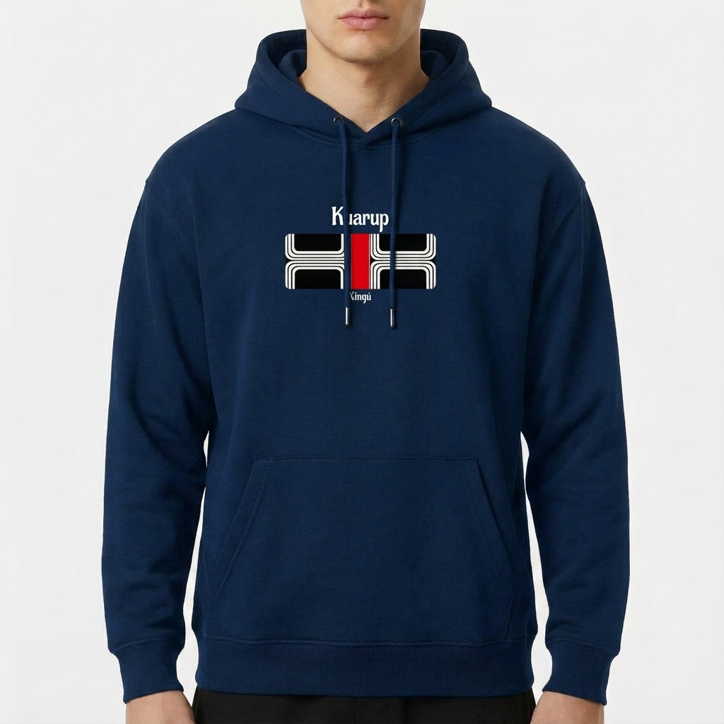 Moletom com estampa frontal de design retangular estilizado com linhas curvas brancas, uma faixa central vertical vermelha e textos "Kuarup" e "Xingu".
