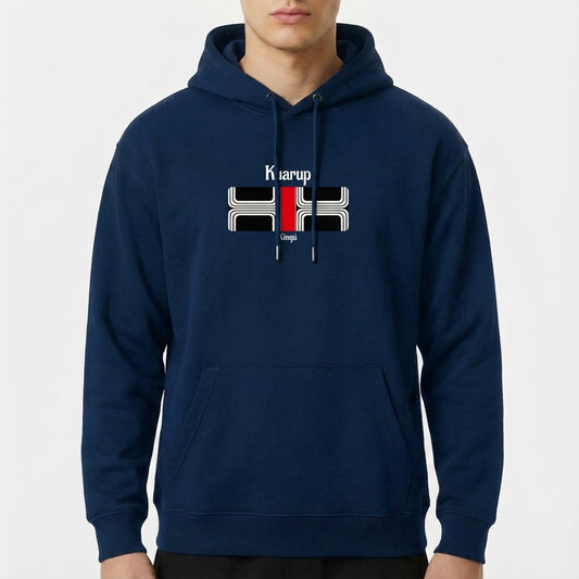 Moletom com estampa frontal de design retangular estilizado com linhas curvas brancas, uma faixa central vertical vermelha e textos "Kuarup" e "Xingu".