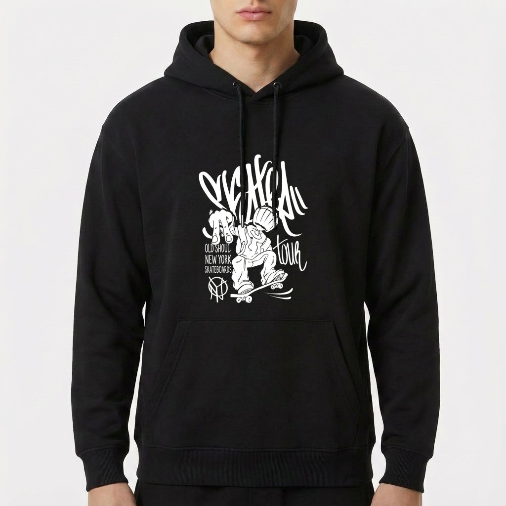 Moletom com estampa frontal de skatista desenhado ao estilo grafite, cercado por letras estilizadas e elementos urbanos.