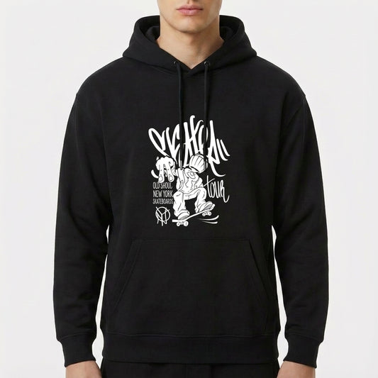 Moletom com estampa frontal de skatista desenhado ao estilo grafite, cercado por letras estilizadas e elementos urbanos.