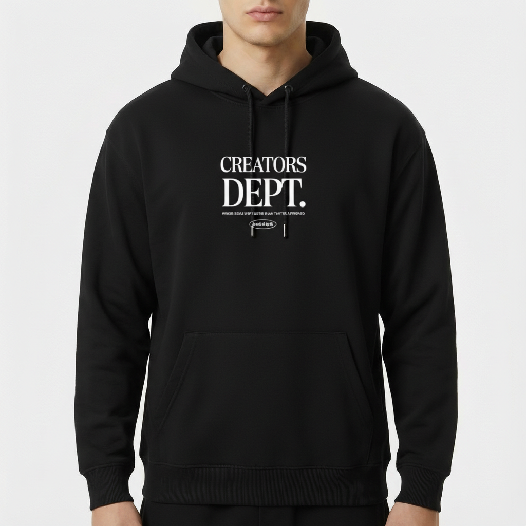Moletom com estampa frontal de texto "CREATORS DEPT." em fonte estilizada, acompanhado por uma frase menor abaixo, incluindo um pequeno logotipo oval.