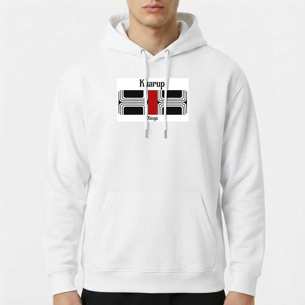 Moletom com estampa frontal de design geométrico com linhas curvas, cruz vermelha central e palavras "Kuarup" e "Xingu", e estampa traseira de texto vertical "Kuarup".
