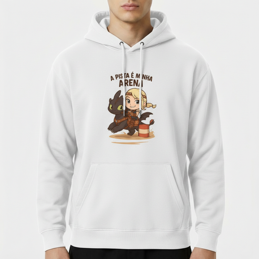 Moletom com estampa frontal de uma personagem loira animada acompanhada por um dragão estilizado, sobre barril e areia, com frase temática acima.