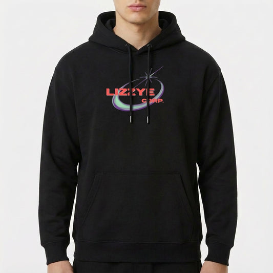 Moletom com estampa frontal de logotipo contendo a palavra "LIZZYE" em fonte moderna, sobre um desenho estilizado de órbita com estrela pontiaguda.