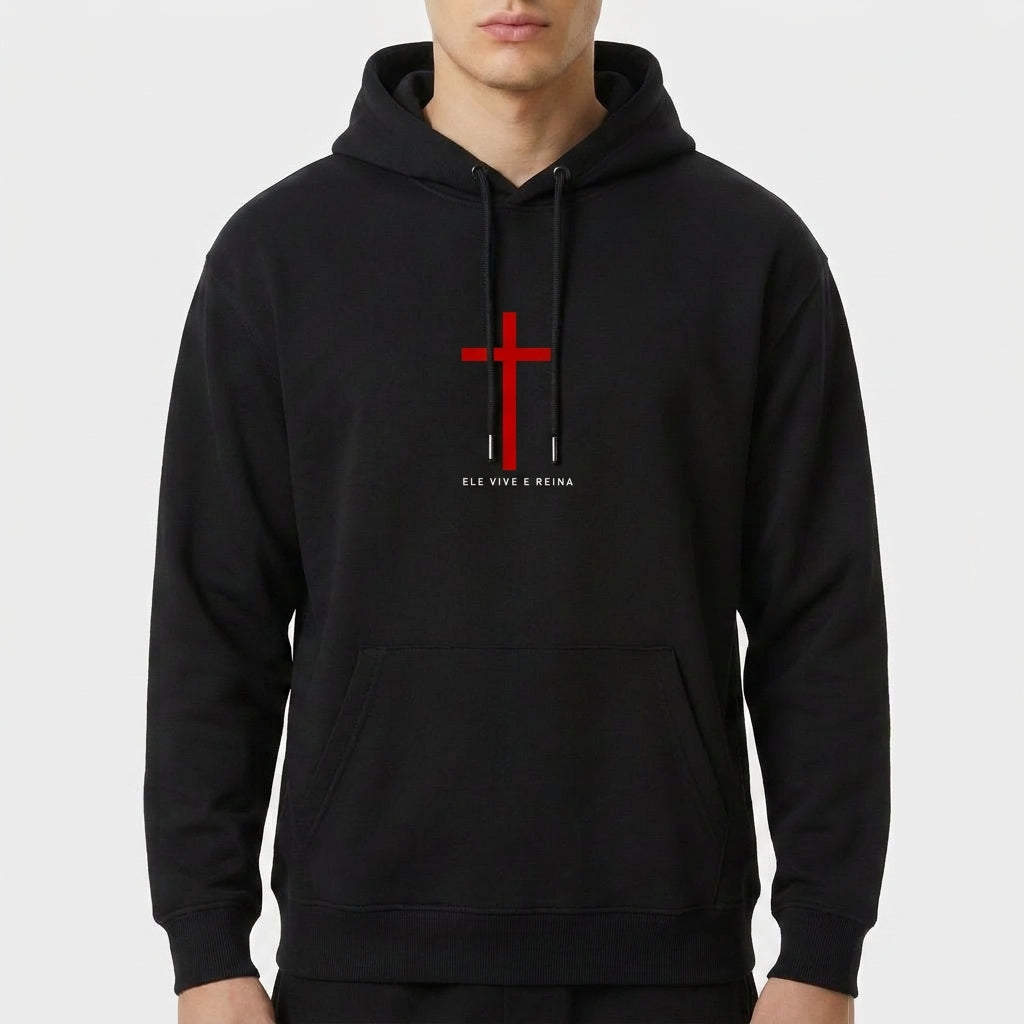 Moletom com estampa frontal de cruz simples e frase abaixo e estampa traseira de cruz com a palavra "Gratidão" sobreposta e frase complementar.