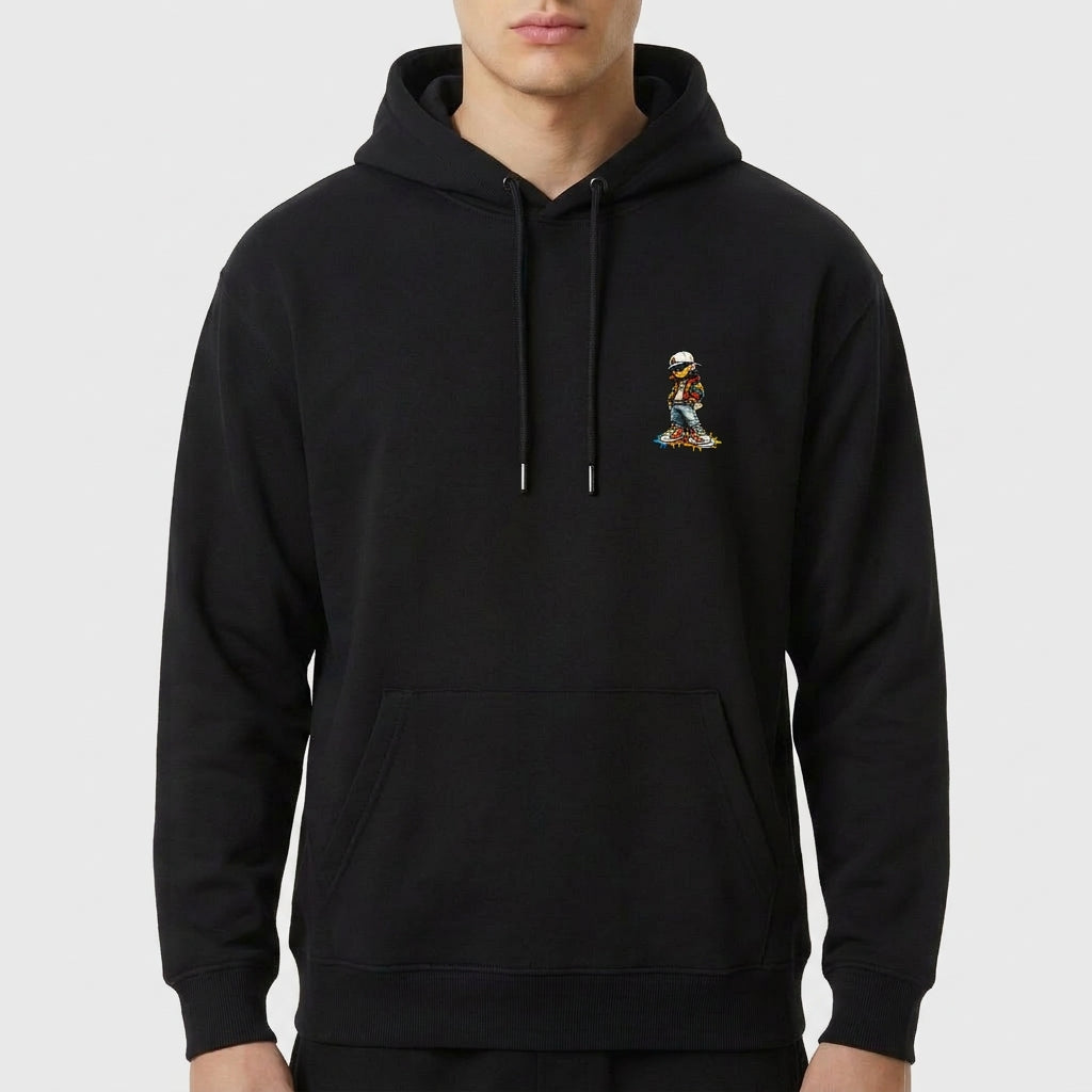 Moletom com estampa frontal de pássaro estilizado com boné e jaqueta e estampa traseira ampliada do mesmo pássaro de boné, jaqueta e tênis coloridos.
