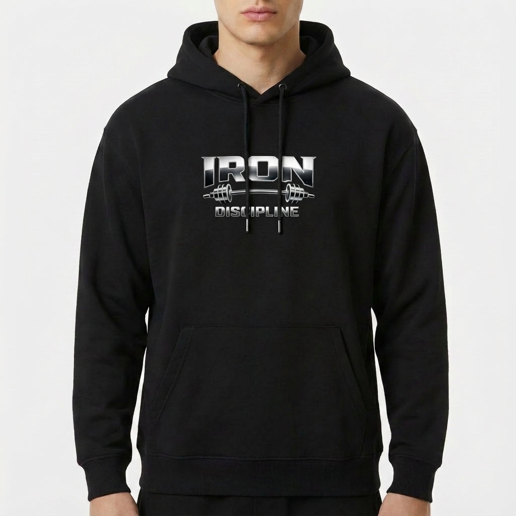 Moletom com estampa frontal de letras metálicas destacando "IRON" com uma barra de halteres entre elas e abaixo a palavra "DISCIPLINE" em estilo robusto.