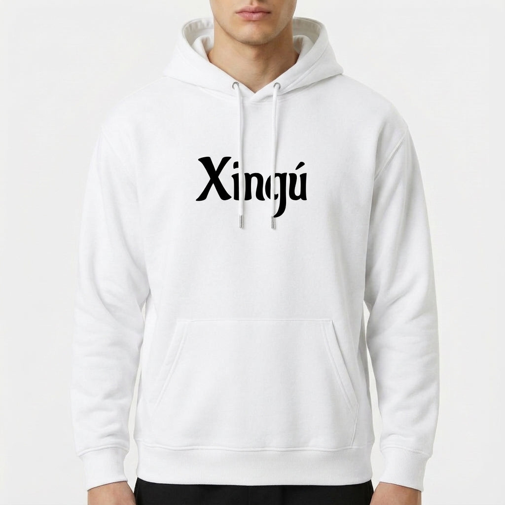 Moletom com estampa frontal de "Xingu" em fonte destacada e estampa traseira de "Kuarup" em orientação vertical, ambas letras em estilo clássico.