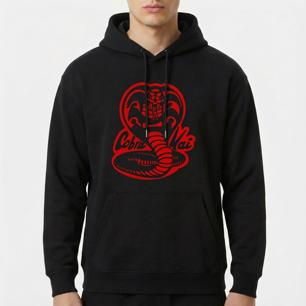 Moletom com estampa frontal de cobra em posição ameaçadora e texto estilizado, e estampa traseira com inscrições em letras marcantes e dinâmicas.