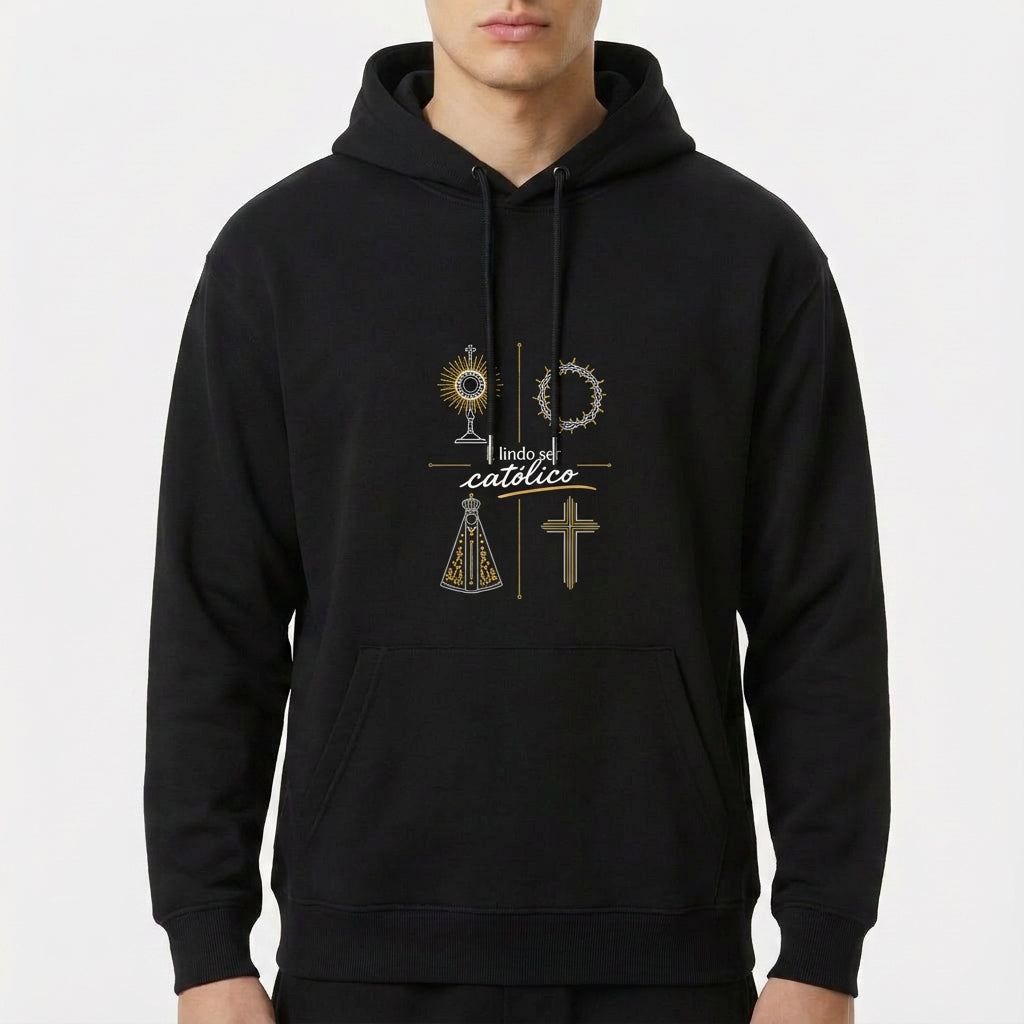 Moletom com estampa frontal de elementos religiosos incluindo um ostensório, coroa de espinhos, cruz e Nossa Senhora, e estampa traseira de logotipo com coroa.