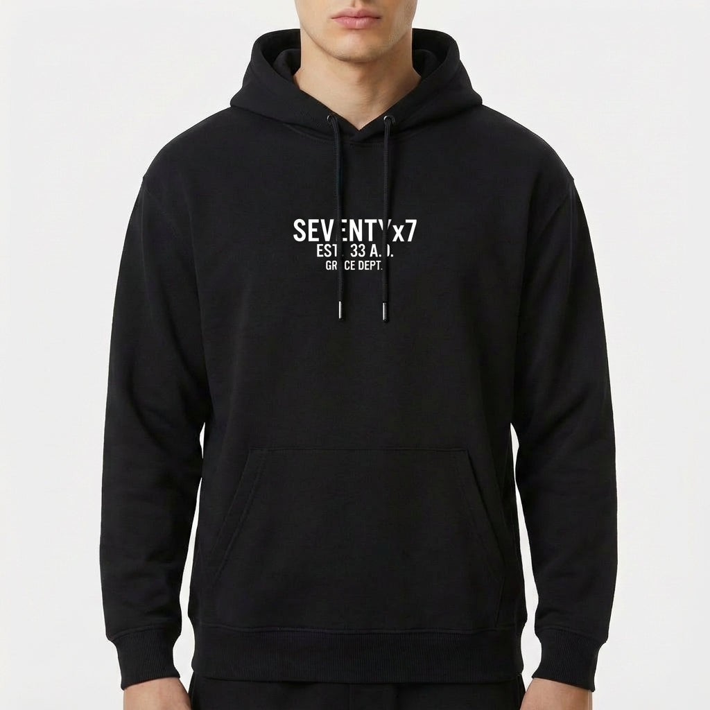 Moletom com estampa frontal de texto "SEVENTY x 7" seguido por "EST. 33 A.D. GRACE DEPT.", destacando uma estética minimalista e moderna.