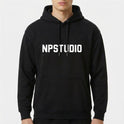 Moletom com estampa frontal de "NPSTUDIO" em letras grandes e estilizadas, centralizadas no peito, destacando-se de forma marcante.