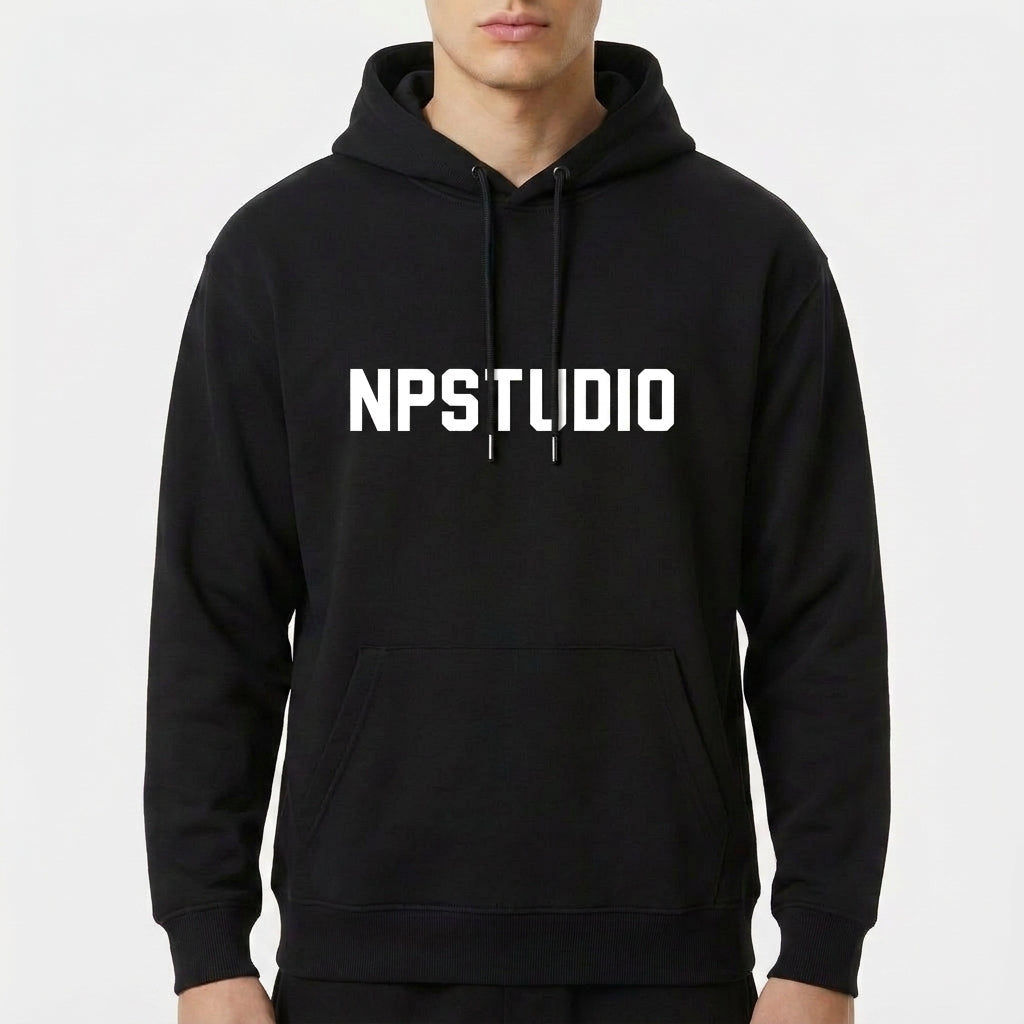 Moletom com estampa frontal de "NPSTUDIO" em letras grandes e estilizadas, centralizadas no peito, destacando-se de forma marcante.