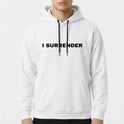 Moletom com estampa frontal de texto "I SURRENDER" em fonte negrito e estampa traseira de asas estilizadas simétricas com linhas curvas.