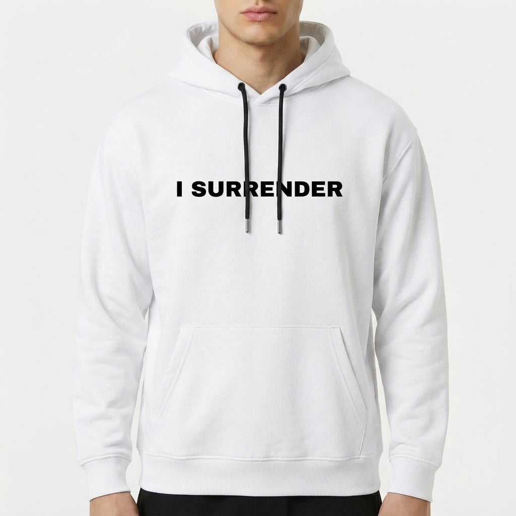 Moletom com estampa frontal de texto "I SURRENDER" em fonte negrito e estampa traseira de asas estilizadas simétricas com linhas curvas.