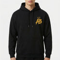 Moletom com estampa frontal de letras "AB" estilizadas com coroa e estampa traseira de personagem sorridente, vestido de preto, com cabelo trançado.