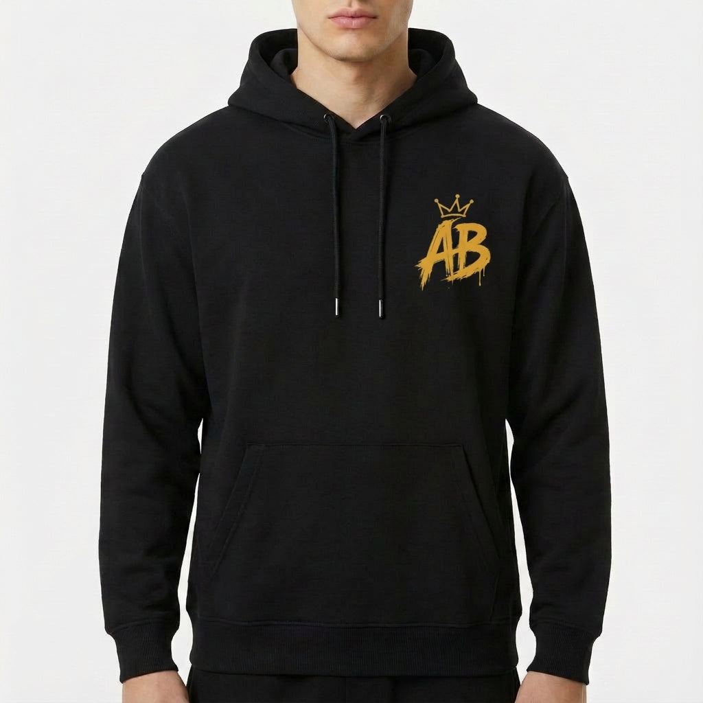 Moletom com estampa frontal de letras "AB" estilizadas com coroa e estampa traseira de personagem sorridente, vestido de preto, com cabelo trançado.