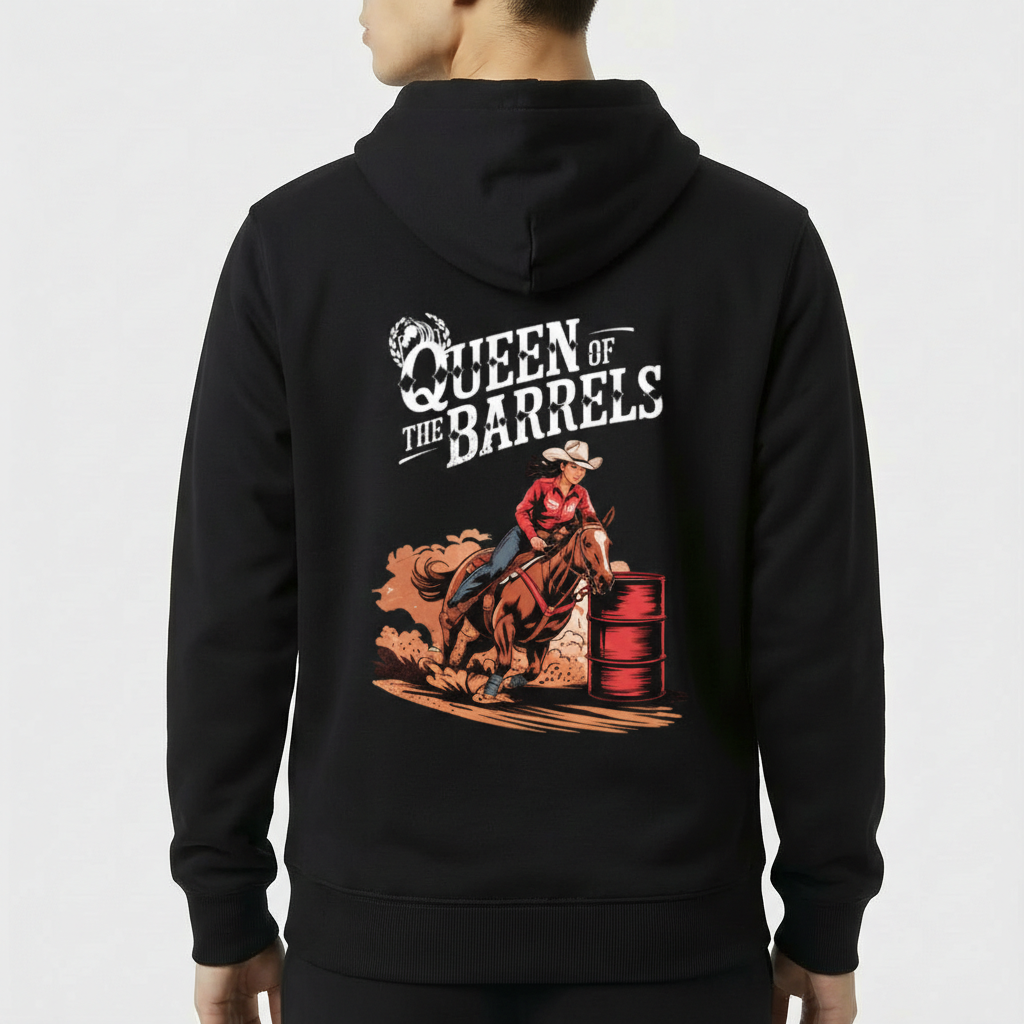 Moletom com estampa frontal de cavalo em escudo e estampa traseira de cavaleira contornando barril, acompanhada do texto "Queen of the Barrels".