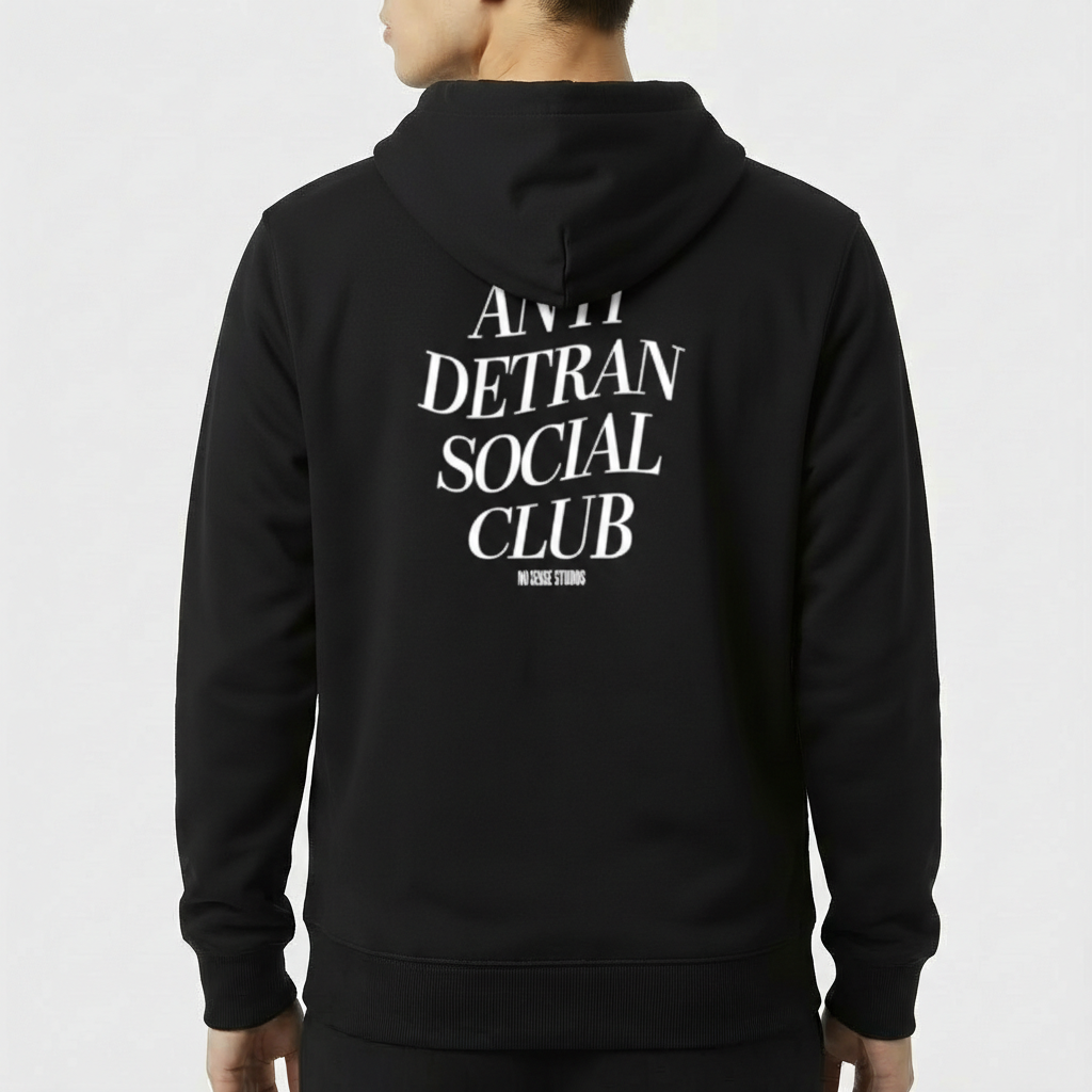 Moletom com estampa frontal de texto pequeno "ANTI DETRAN SOCIAL CLUB" alinhado à direita e estampa traseira de texto maior centralizado com a mesma frase.