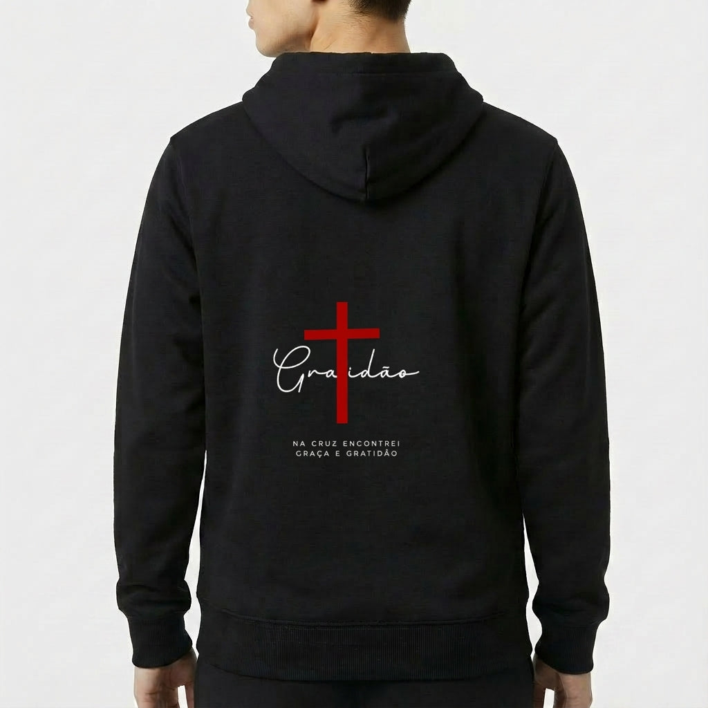 Moletom com estampa frontal de cruz simples e frase abaixo e estampa traseira de cruz com a palavra "Gratidão" sobreposta e frase complementar.