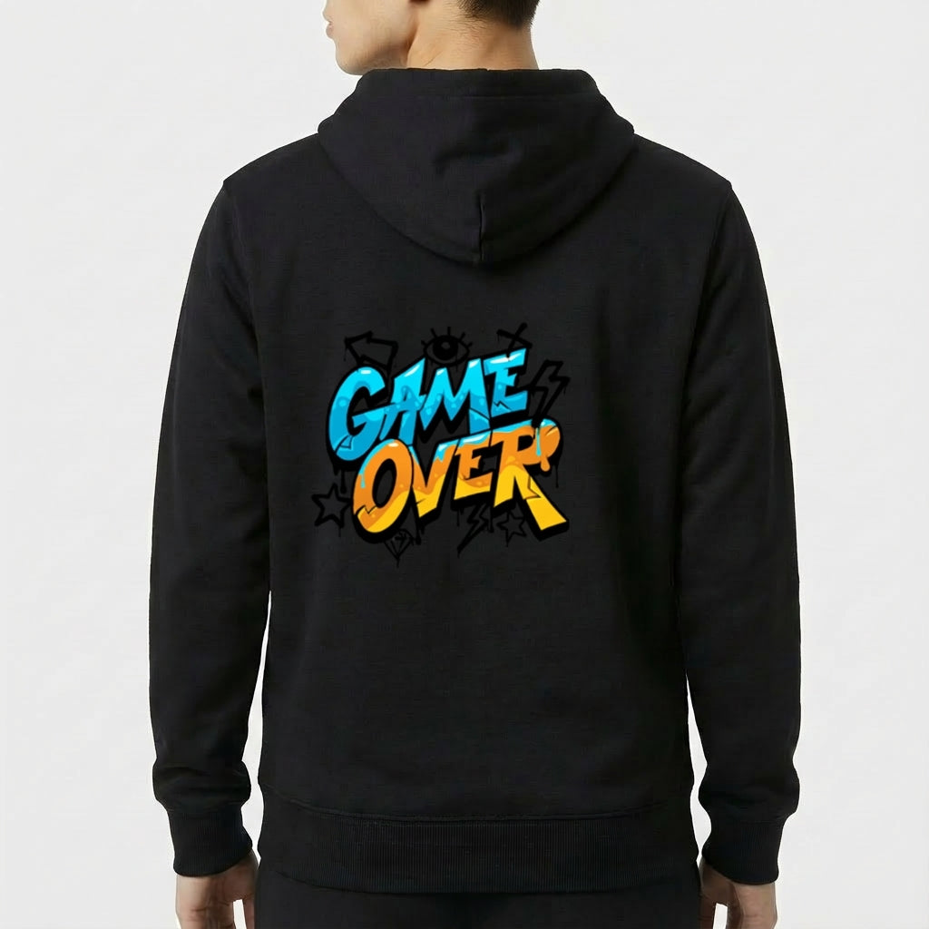 Moletom com estampa traseira de "GAME OVER" em estilo grafite, com letras azuis e amarelas, cercadas por detalhes de estrelas estilizadas pretas.
