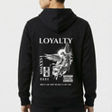 Moletom com estampa frontal de pequeno desenho de dragão e estampa traseira de anjo com espada, textos "LOYALTY" e mensagens adicionais.