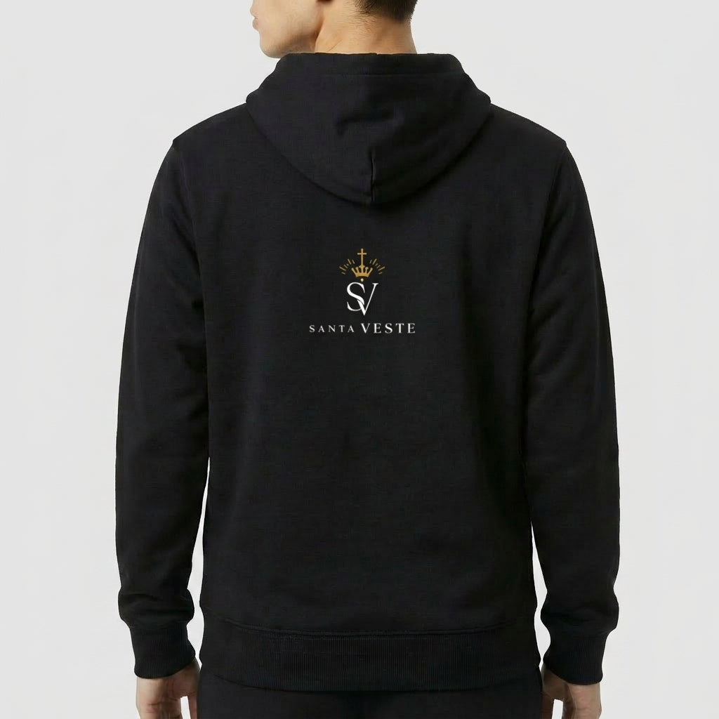Moletom com estampa frontal de elementos religiosos incluindo um ostensório, coroa de espinhos, cruz e Nossa Senhora, e estampa traseira de logotipo com coroa.