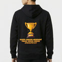 Moletom com estampa frontal de troféu dourado pequeno e estampa traseira de grande troféu dourado com texto em destaque abaixo da imagem.