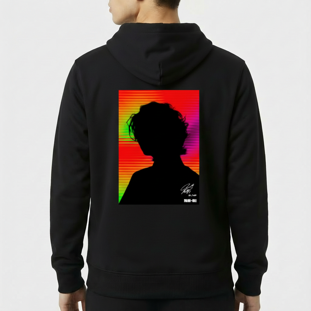 Moletom com estampa frontal de busto em perfil com efeito de distorção colorida e estampa traseira de silhueta sobre fundo multicolorido com linhas horizontais.