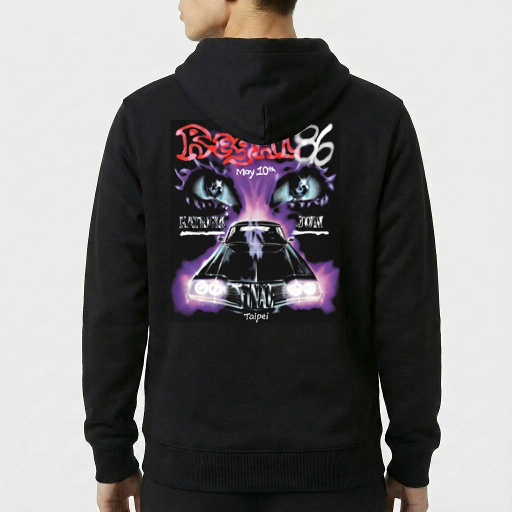 Moletom com estampa traseira de carro esportivo com brilho roxo, olhos enigmáticos acima, texto estilizado "Regal 86" em destaque, e "May 10th Taipei" abaixo.