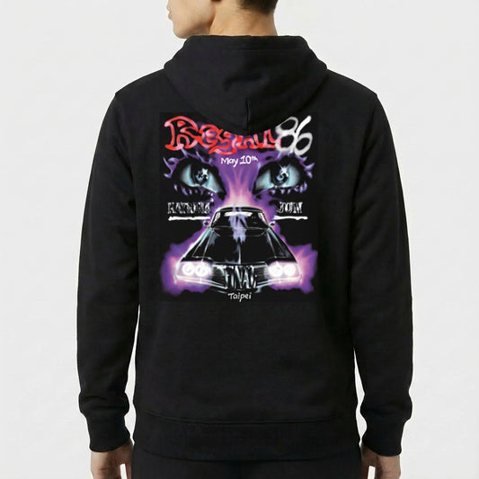 Moletom com estampa traseira de carro esportivo com brilho roxo, olhos enigmáticos acima, texto estilizado "Regal 86" em destaque, e "May 10th Taipei" abaixo.