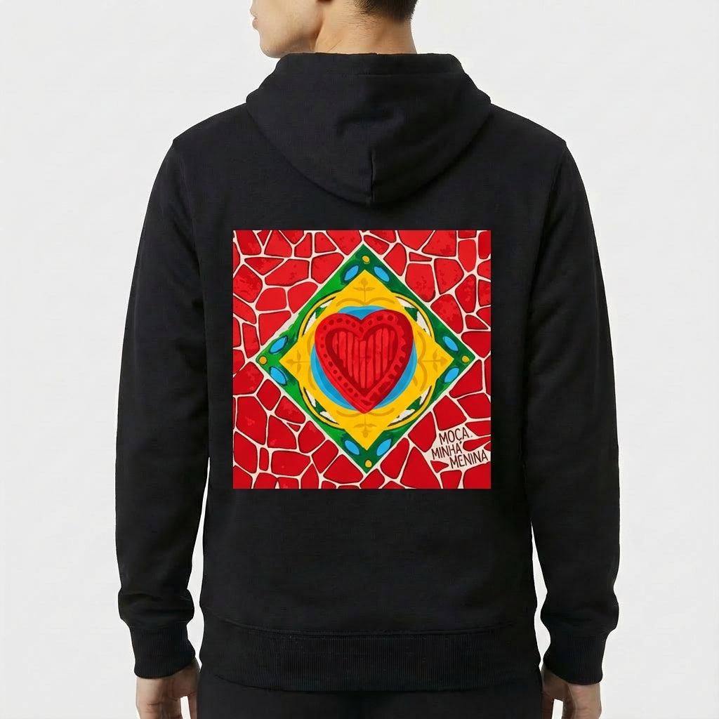 Moletom com estampa frontal de gaiola vazia estilizada e estampa traseira de coração vibrante em fundo de mosaico vermelho, assinado no canto.
