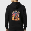 Moletom com estampa frontal de cavalo em um escudo cercado por ramos e estampa traseira de cowboy e cavalo em ação, com "RIDE OR DIE" em destaque.