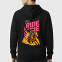 Moletom com estampa frontal de cavalo dentro de folhas e estampa traseira de cavaleiro em ação com cavalo, chamas laranja e texto "RIDE OR DIE".