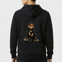 Moletom com estampa frontal de letras "AB" estilizadas com coroa e estampa traseira de personagem sorridente, vestido de preto, com cabelo trançado.