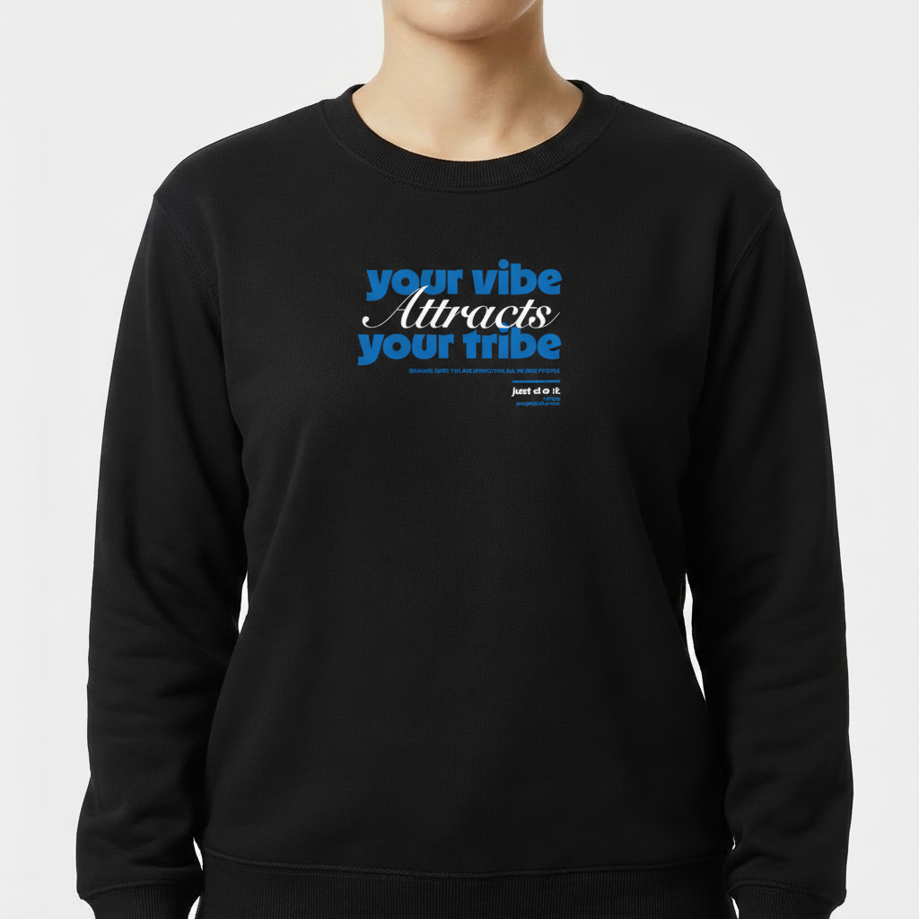 Moletom com estampa frontal de frase motivacional "your vibe attracts your tribe", em letras estilizadas combinando elementos de tipografia cursiva e negrito.