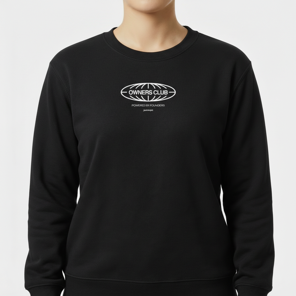 Moletom com estampa frontal de símbolo ovalado contendo as palavras "Owners Club", acompanhado de frases adicionais em letras menores abaixo.