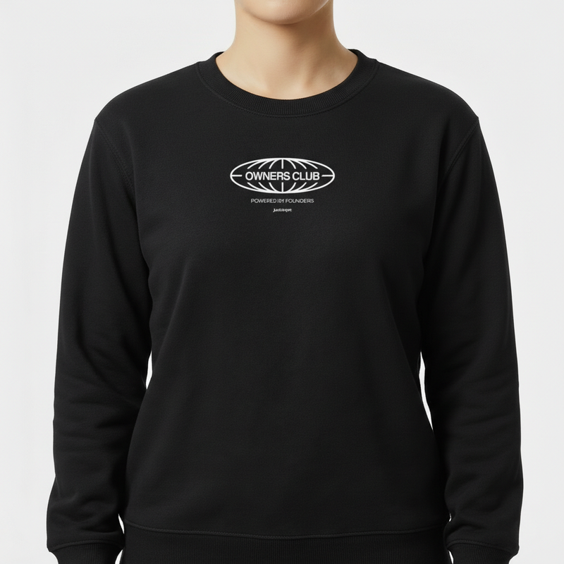 Moletom com estampa frontal de símbolo ovalado contendo as palavras "Owners Club", acompanhado de frases adicionais em letras menores abaixo.