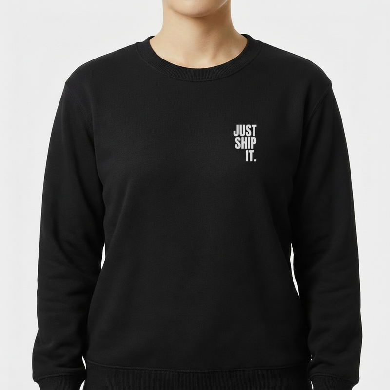 Moletom com estampa frontal de texto "JUST SHIP IT." em fonte simples e definida, localizada no lado direito superior, com estilo minimalista.