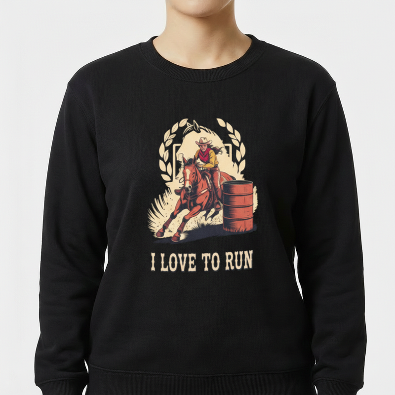 Moletom com estampa frontal de cavaleiro em cavalo contornando barril, rodeado por folhas e a frase "I Love to Run" em destaque.