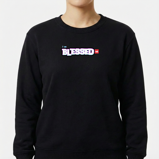 Moletom com estampa frontal de texto em destaque "I am BLESSED" com efeito de sombra, complementado por um detalhe retangular menor ao lado direito.