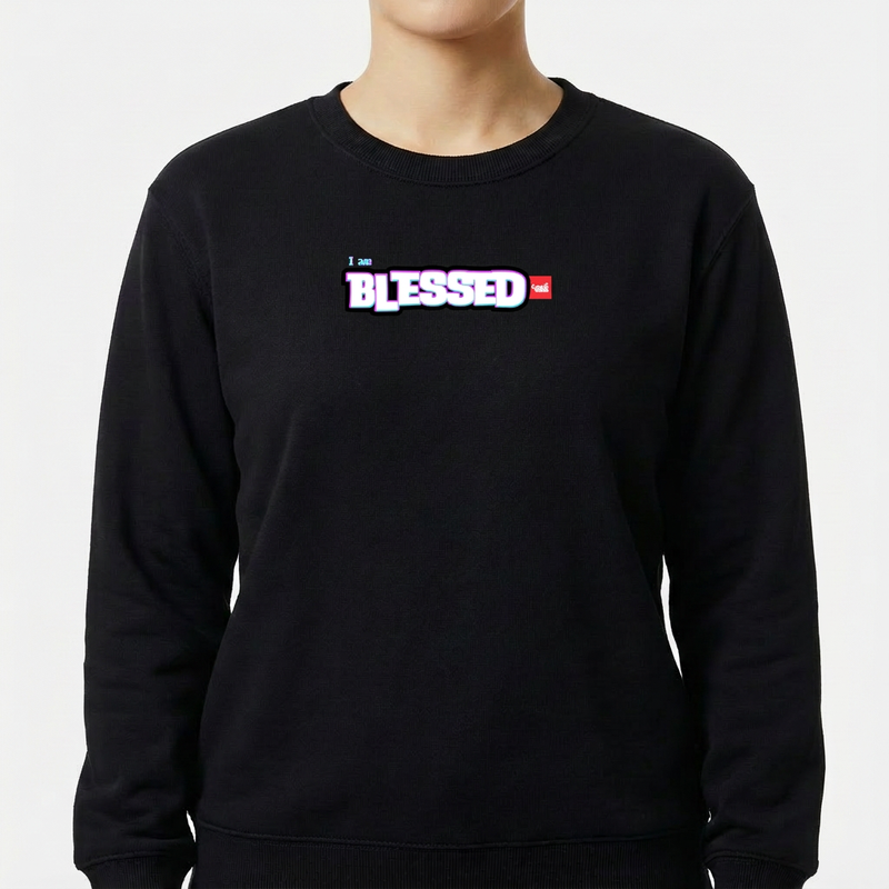 Moletom com estampa frontal de texto em destaque "I am BLESSED" com efeito de sombra, complementado por um detalhe retangular menor ao lado direito.