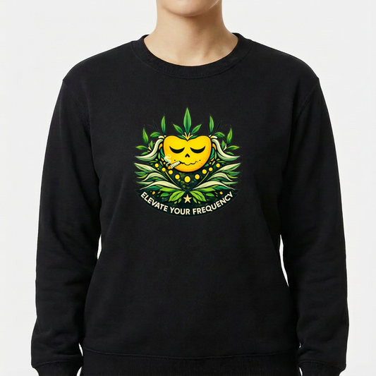 Moletom com estampa frontal de um coração sorridente amararelo cercado por folhas estilizadas, acompanhado da frase "ELEVATE YOUR FREQUENCY" em destaque.